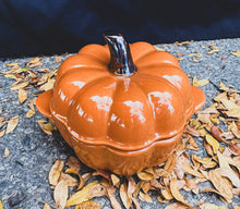 Cargar imagen en el visor de la galería, 9oz Pumpkin Cocotte Candle | Fall
