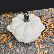 Cargar imagen en el visor de la galería, 9oz Pumpkin Cocotte Candle | Fall
