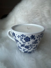 Cargar imagen en el visor de la galería, Blue and white floral mug candle
